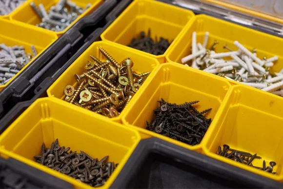 Sortimentskasten mit Schrauben und Dübeln